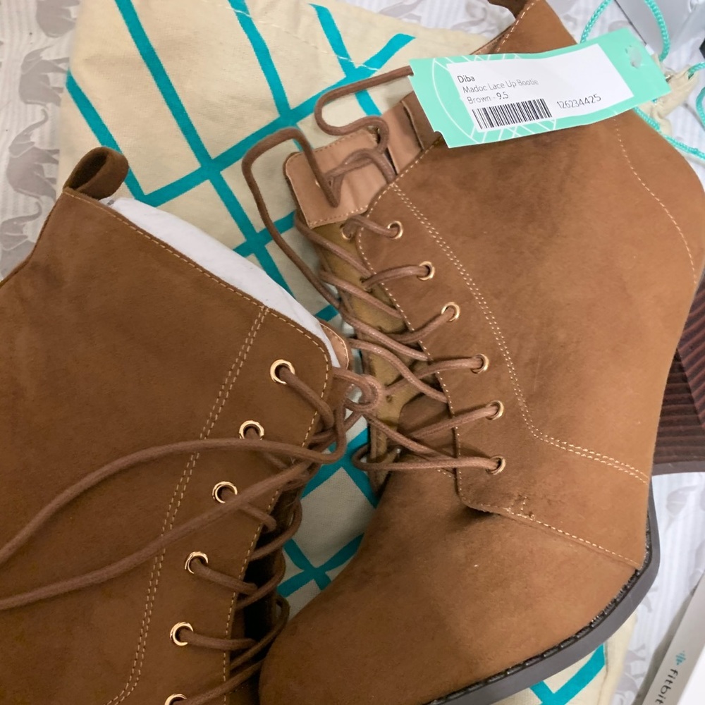 Dina size 9.5 boots nwt